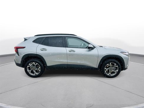 Used 2025 Chevrolet Trax LT w/ Driver Confidence Package image 38