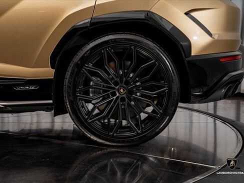 Used 2025 Lamborghini Urus SE AWD/4WD image 12