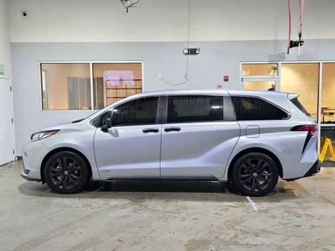 Used 2021 Toyota Sienna XSE image 7
