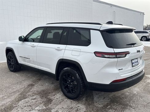 Used 2025 Jeep Grand Cherokee L Altitude image 11