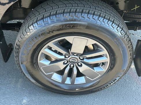 Used 2025 Nissan Frontier SV w/ SV Convenience Package RWD image 25
