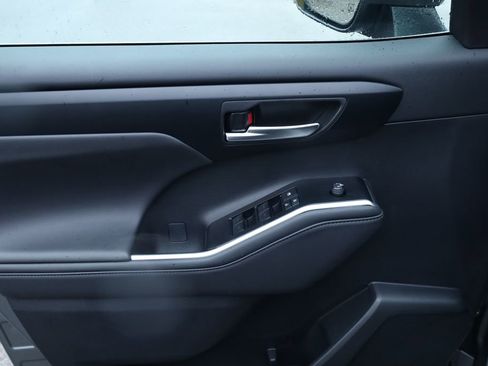 Used 2025 Toyota Highlander XLE image 19