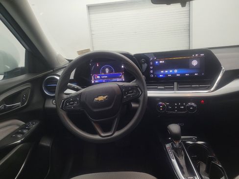 Used 2025 Chevrolet Trax LT FWD image 22