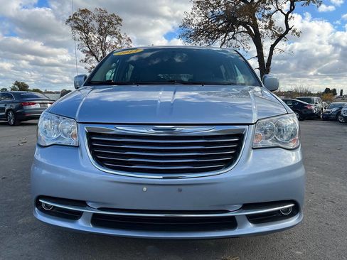 Used 2013 Chrysler Town & Country Touring image 3