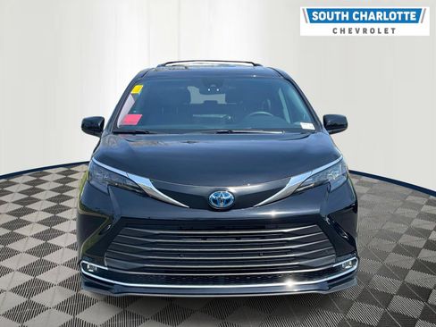 Used 2024 Toyota Sienna XLE image 2