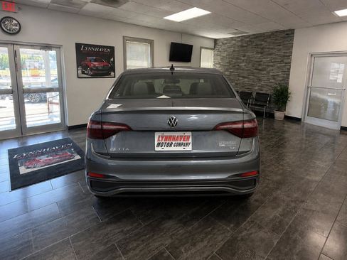 Used 2024 Volkswagen Jetta SE w/ Panoramic Sunroof Package FWD image 15