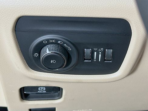 Used 2023 Jeep Grand Cherokee L Limited w/ Luxury Tech Group II RWD image 17