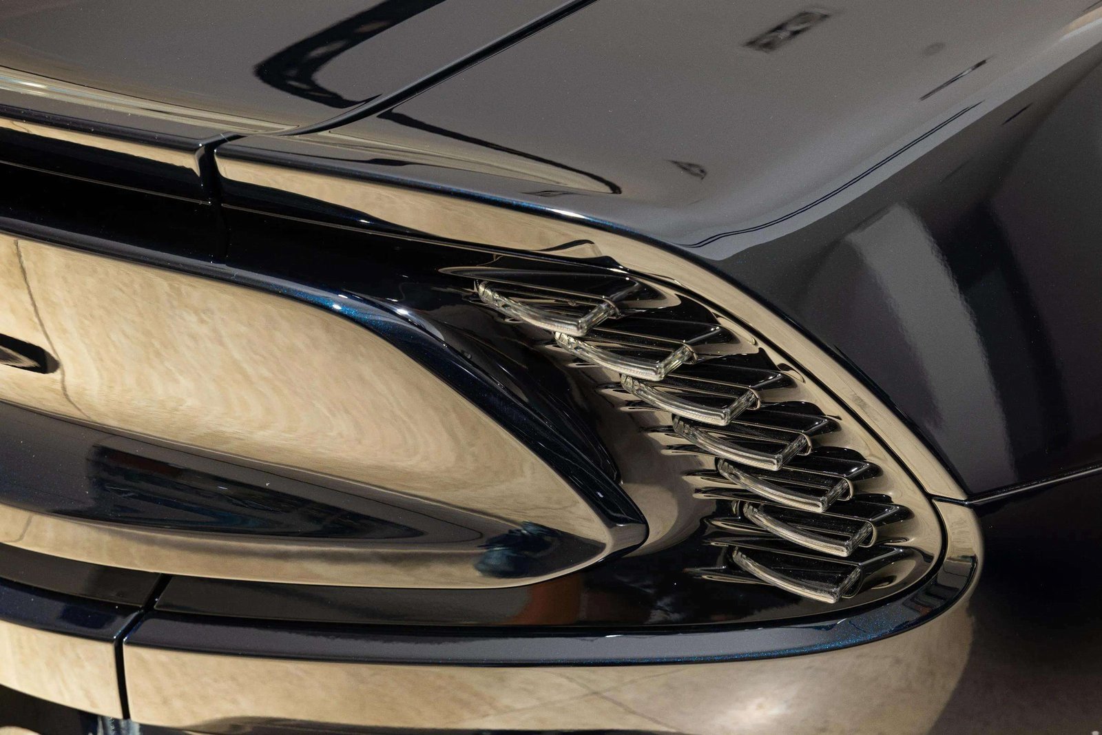 New 2026 Aston Martin Vanquish Convertible RWD image 58
