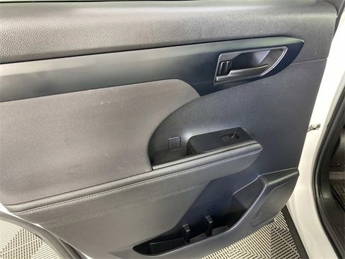 Used 2023 Toyota Highlander L image 25