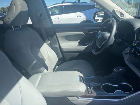 Used 2020 Toyota Highlander Limited image 4