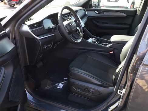 New 2025 Jeep Grand Cherokee Altitude image 9