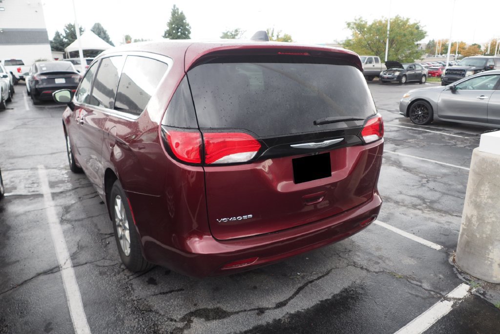 Used 2022 Chrysler Voyager LX FWD image 4