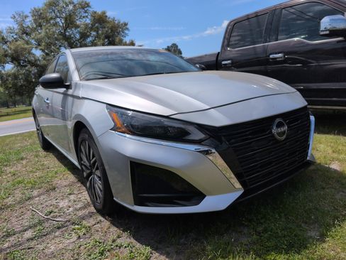 Used 2024 Nissan Altima 2.5 SV image 1