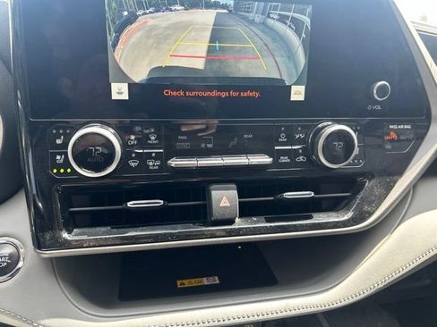 Used 2023 Toyota Highlander Limited FWD image 13