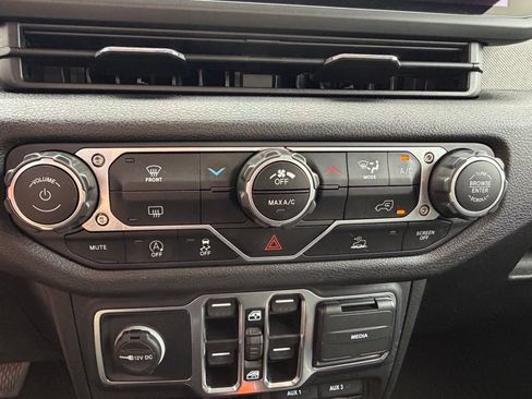 Used 2024 Jeep Gladiator Sport AWD/4WD image 26