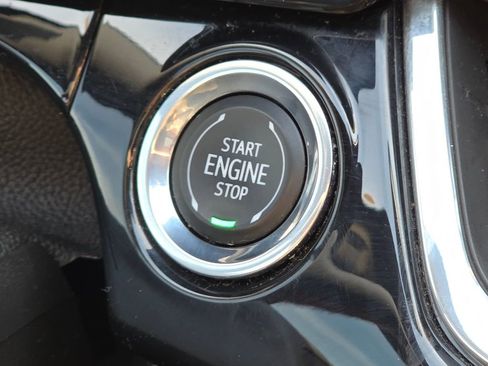 Used 2024 Chevrolet Trax RS w/ Sunroof Package FWD image 9
