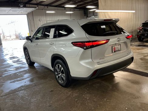 Used 2022 Toyota Highlander XLE AWD/4WD image 3