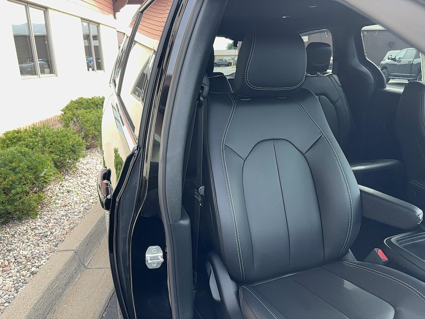 New 2027 Chrysler Pacifica Select AWD/4WD image 5