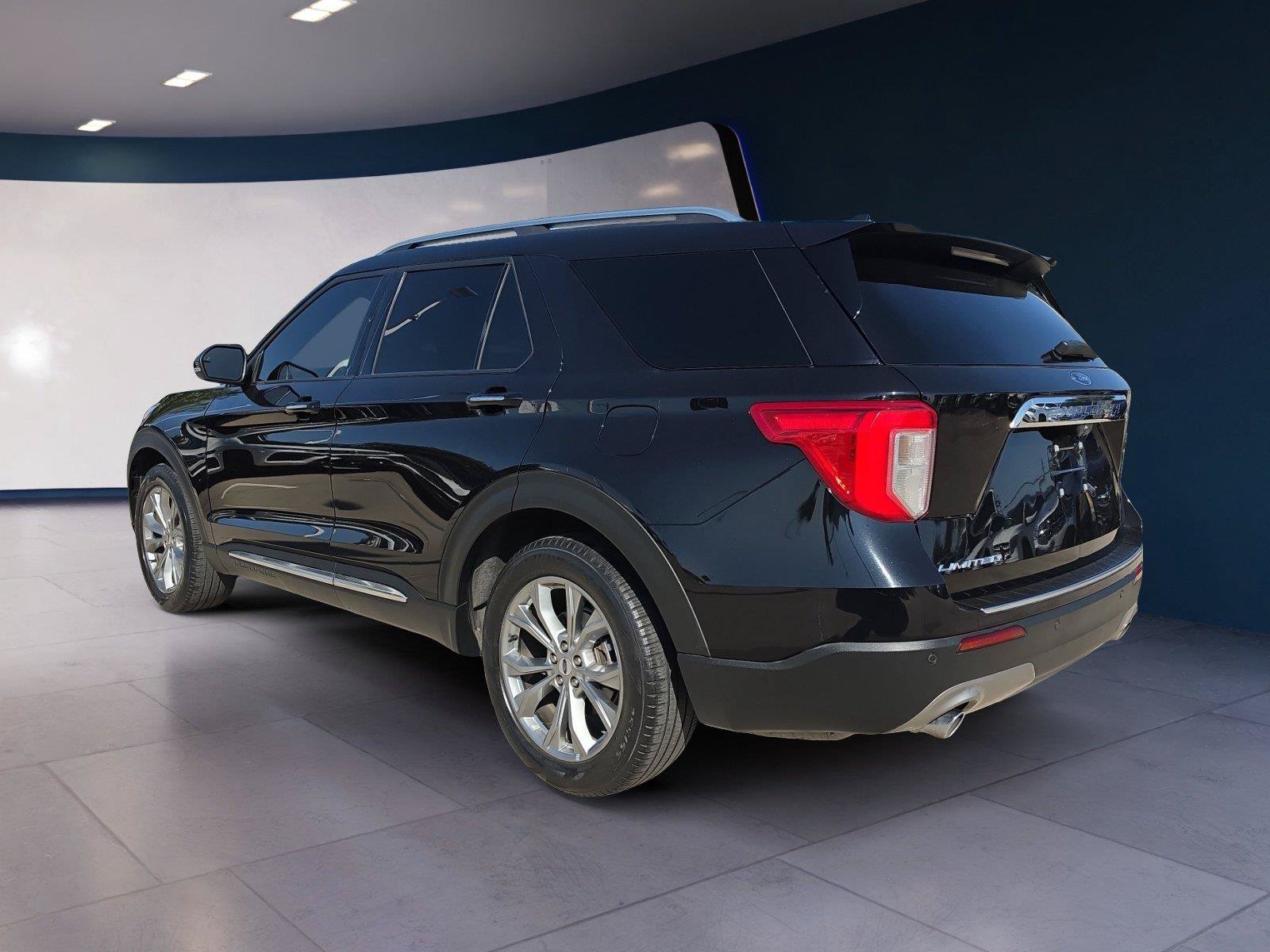 Used 2023 Ford Explorer Limited w/ Equipment Group 301A RWD image 3