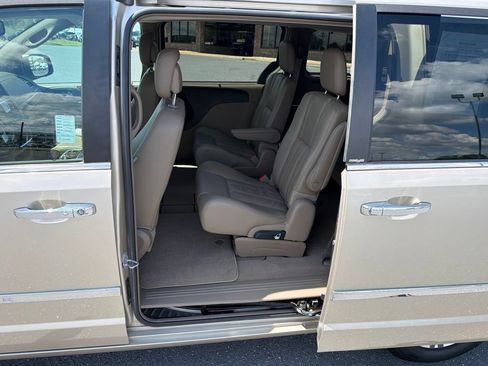 Used 2013 Chrysler Town & Country Touring-L w/ Driver Convenience Group FWD image 16