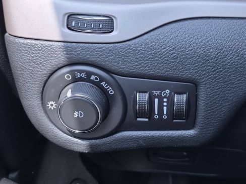 Used 2015 Jeep Cherokee Latitude w/ Cold Weather Group AWD/4WD image 28