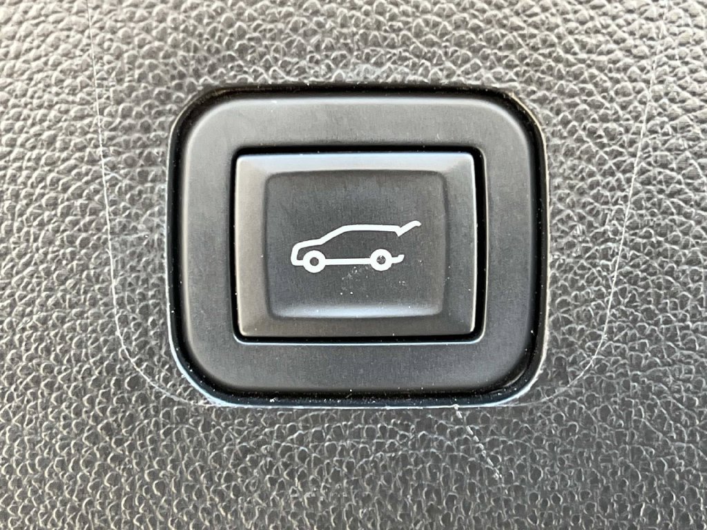 Used 2018 Chevrolet Traverse LT w/ LPO, 'HIT The Road' Package FWD image 26