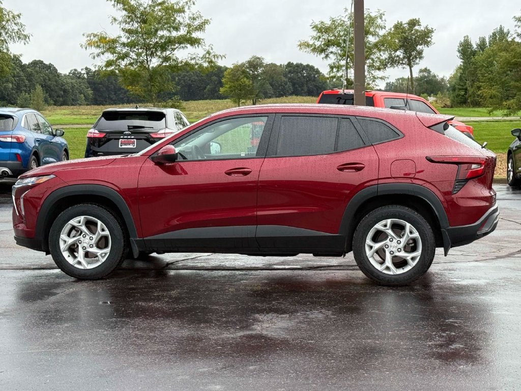 Used 2024 Chevrolet Trax LS w/ LS Convenience Package FWD image 8