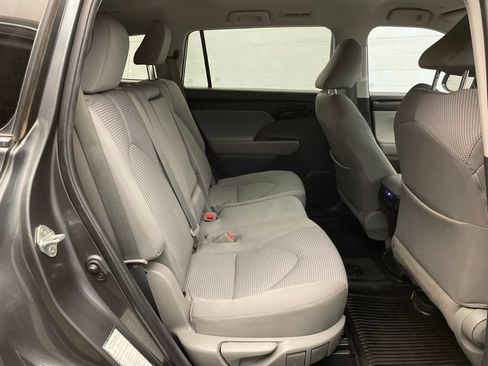 Used 2022 Toyota Highlander LE AWD/4WD image 28