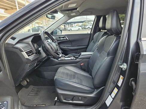 Used 2025 Mitsubishi Outlander SE image 11