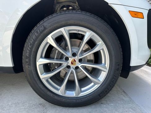 Certified 2025 Porsche Macan image 37