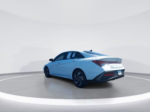 Used 2025 Hyundai Elantra SE FWD image 6