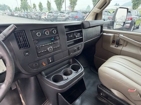 Used 2016 Chevrolet Express 4500 RWD image 15