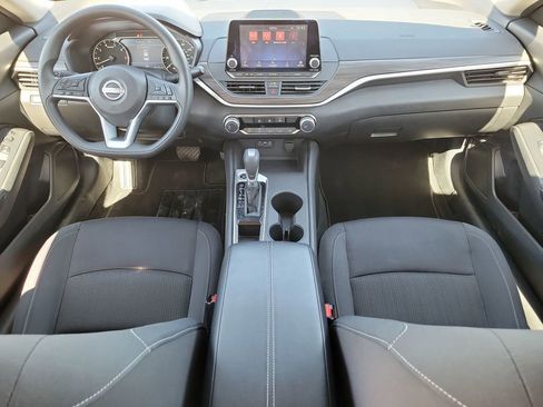 Used 2025 Nissan Altima 2.5 SV FWD image 14