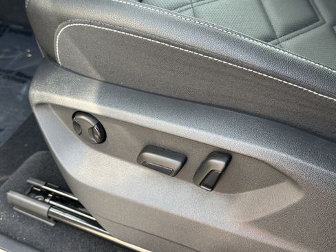 Used 2025 Volkswagen Atlas SE image 17