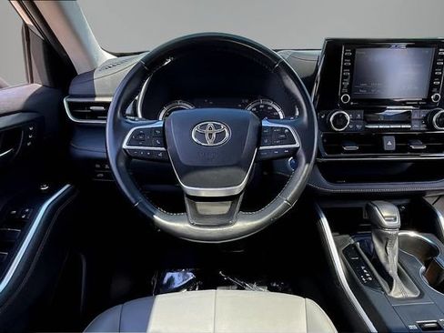 Used 2022 Toyota Highlander Bronze Edition AWD/4WD image 8