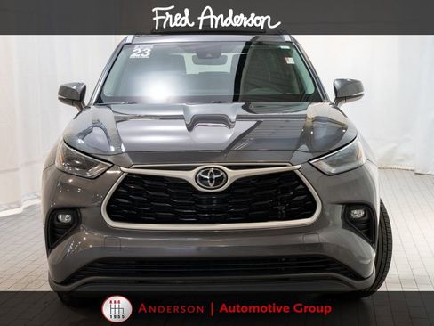 Used 2023 Toyota Highlander XLE FWD image 2