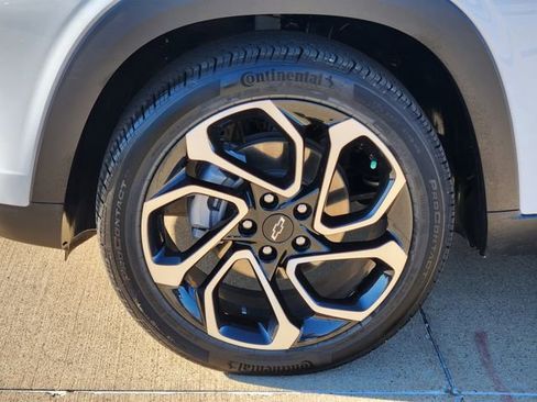 Used 2025 Chevrolet Trax RS w/ Sunroof Package FWD image 17
