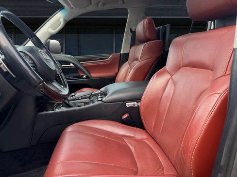 Used 2018 Lexus LX 570 image 2