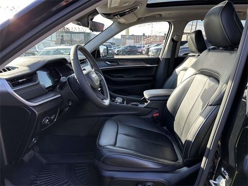 Used 2024 Jeep Grand Cherokee Limited w/ Luxury Tech Group II image 16