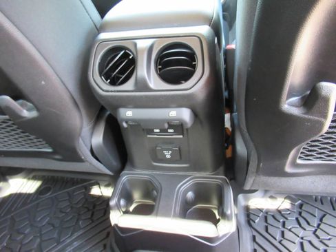 Certified 2025 Jeep Gladiator Mojave w/ Convenience Group AWD/4WD image 35