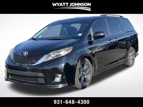Used 2017 Toyota Sienna SE image 1