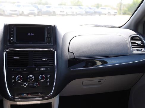 Used 2019 Dodge Grand Caravan SXT FWD image 26