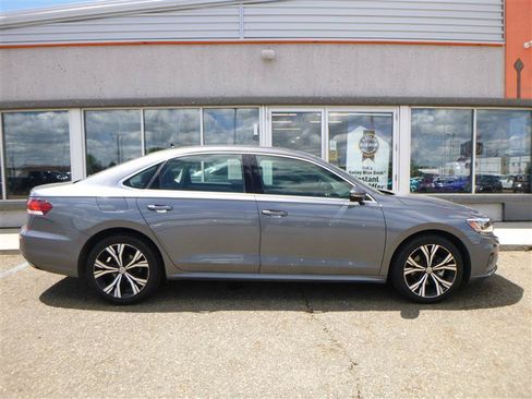 Used 2022 Volkswagen Passat 2.0T SE FWD image 4