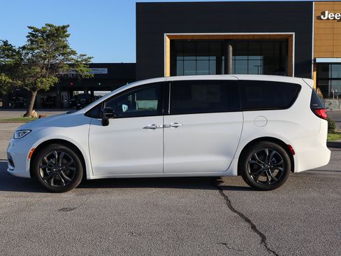 New 2026 Chrysler Pacifica Select image 8