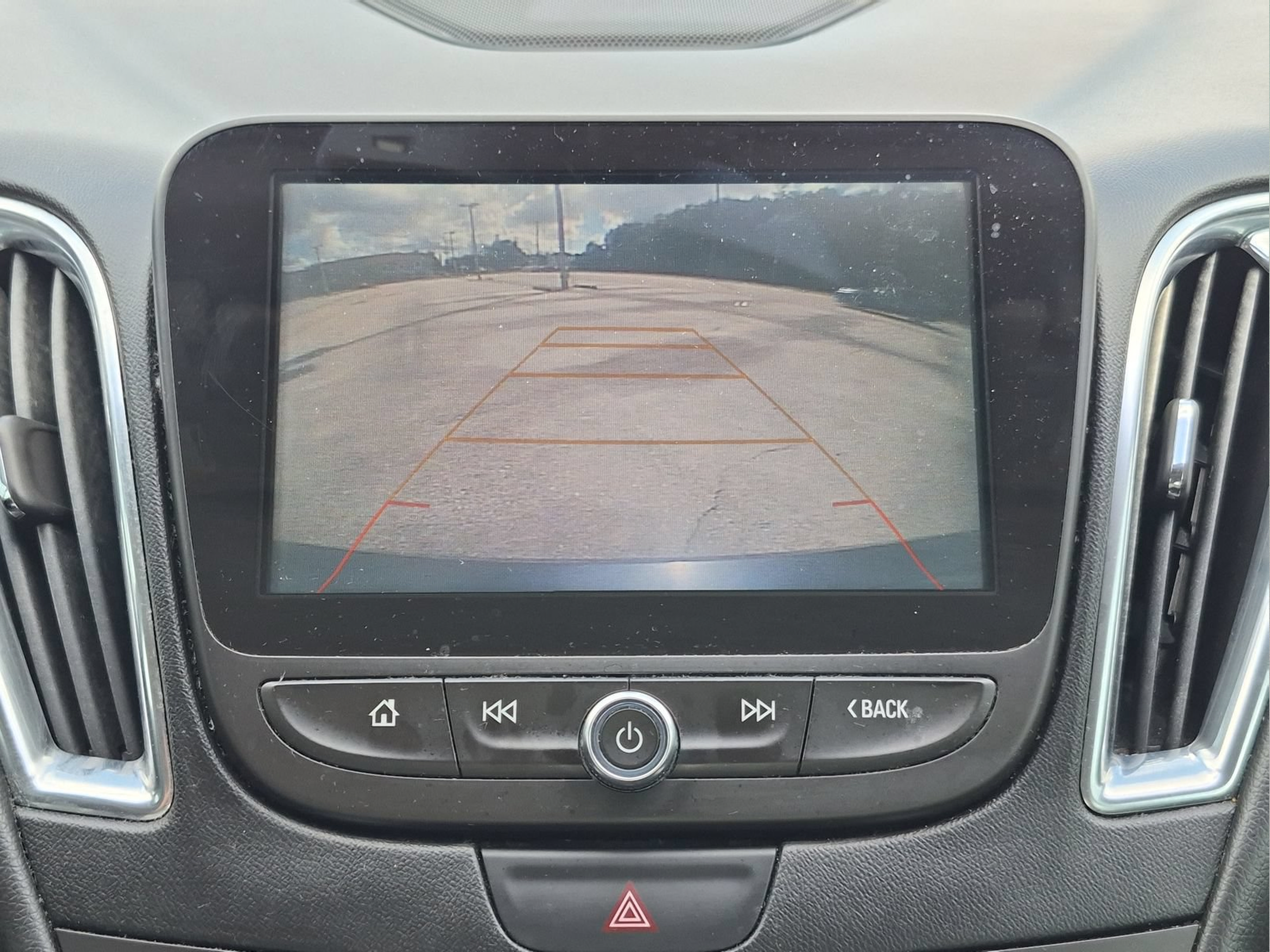 Used 2018 Chevrolet Malibu LT w/ Leather Package FWD image 28