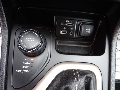 Used 2017 Jeep Cherokee Latitude w/ Cold Weather Group image 27