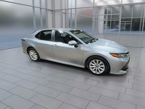 Used 2018 Toyota Camry LE FWD image 2