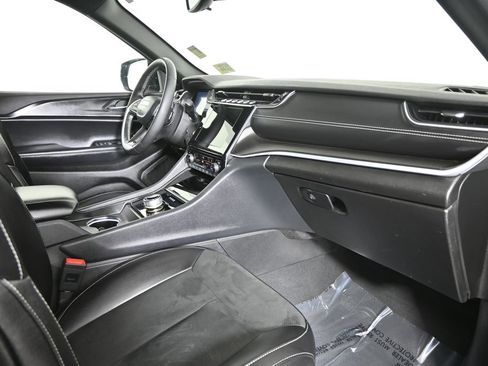 Used 2024 Jeep Grand Cherokee L Laredo image 14