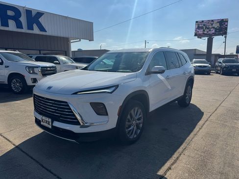 Used 2025 Buick Enclave Preferred image 1