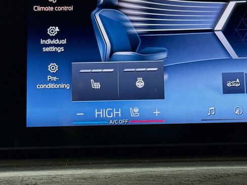 Certified 2025 BMW 740i image 21